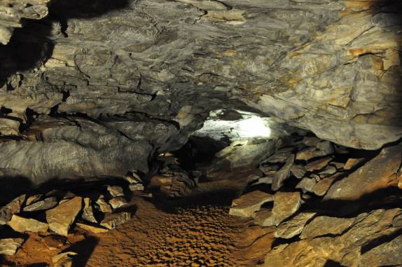 O caminho iluminado através da Mammoth Cave, a maior caverna do mundo, em Kentucky, nos Estados Unidos